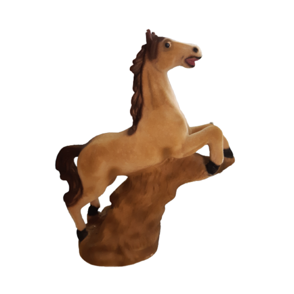 CAVALO EM PÉ DE GESSO COM CAMURÇA